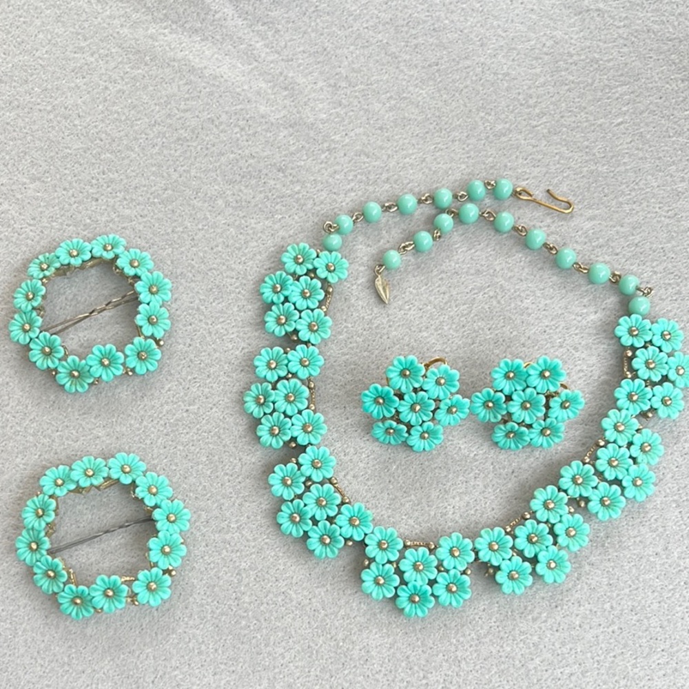 Vintage Chic Floral Turquoise Necklace Set